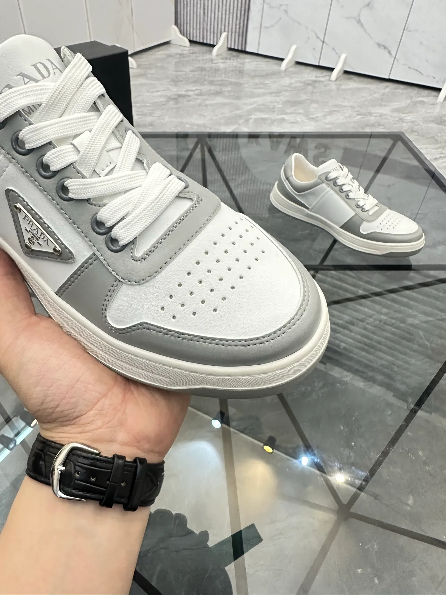 Men's shoes: 💰P400¥ Product trademark: Prada *"Prada*" low-top casual shoes Regular size: 38-44 (can be customized to 45) Product materials: imported cowhide upper, sheepskin lining, original outsole. Number: 020